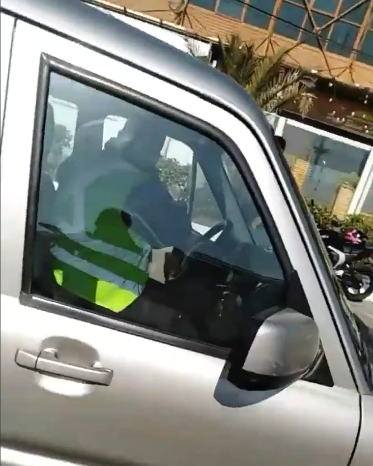 Puerta Camioneta Abierta con Vidrio Intacto - Cobin Dispara desde Dentro de Cabina 100cm sobre Pavimento thumbnail